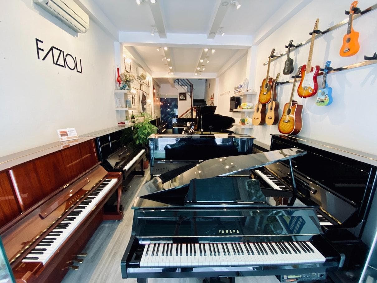 magasin de piano avec des piano neufs et des guitares