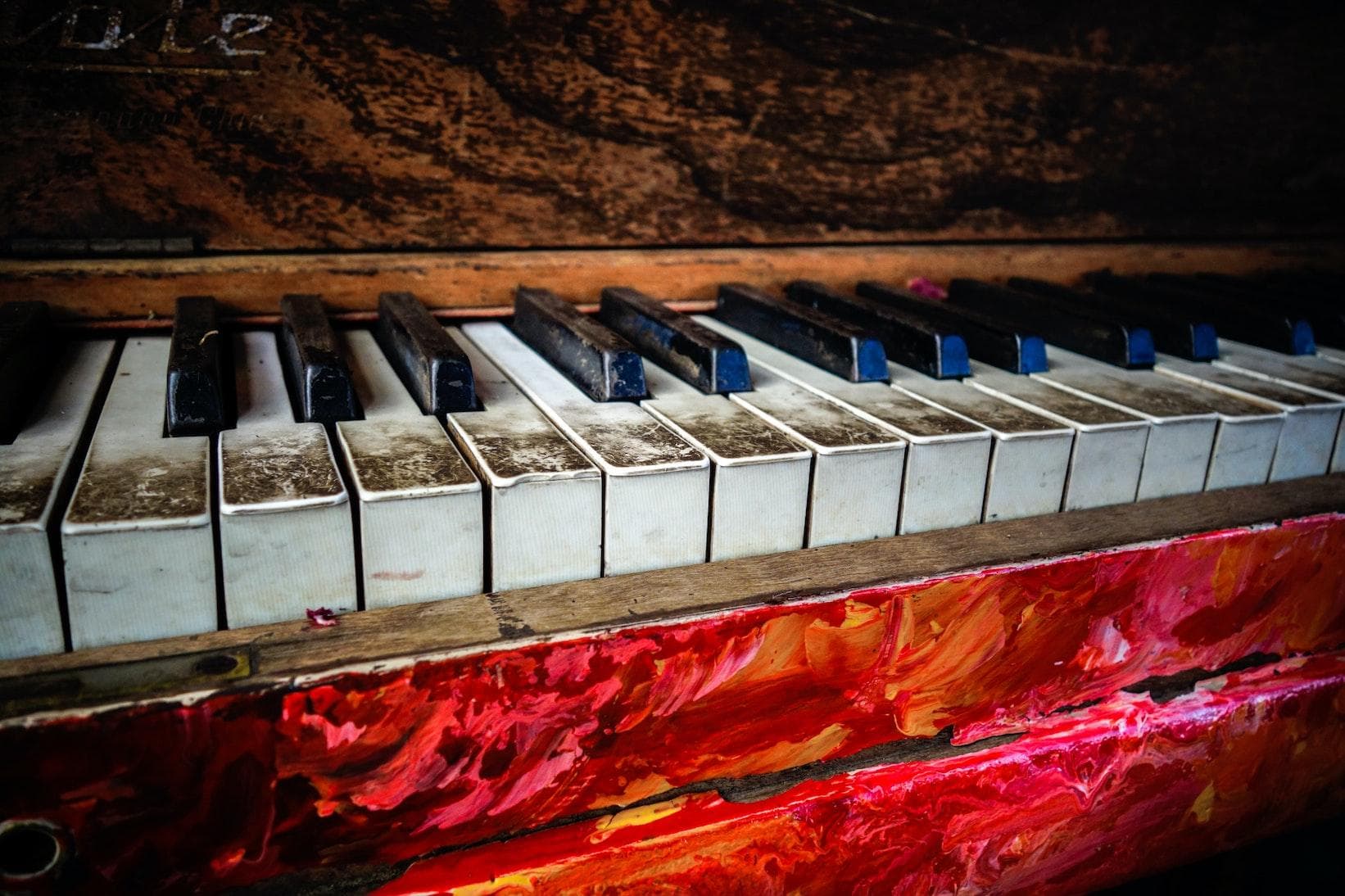 fumée de cigarette et piano, poussière sur touches de piano, touches de piano jaunies, problème de fumée de cigarette et piano